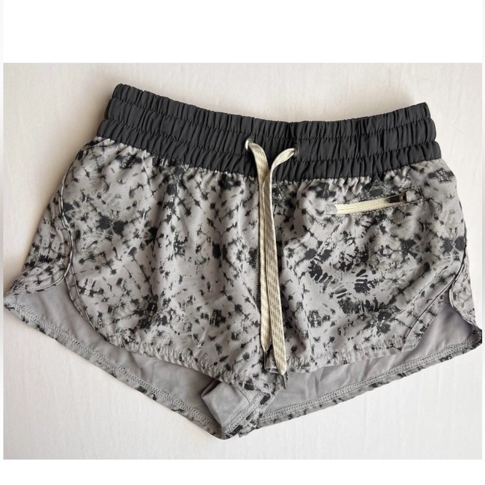 Vuori Clementine Shorts in Gray Shibori Print Size Medium